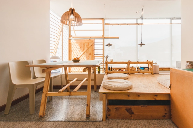 Casa en un Corredor / ESEcolectivo Arquitectos - Fotografía interior, Renovación, Cocina, Fijación Vigas, Mesas, Sillas