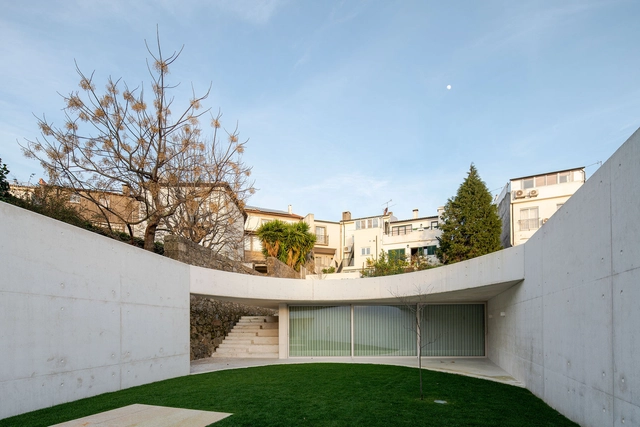 Casa na Praça Mouzinho de Albuquerque / Carvalho Araújo - Fotografia de Exterior, Interiroes De Casas, Jardim, Fachada