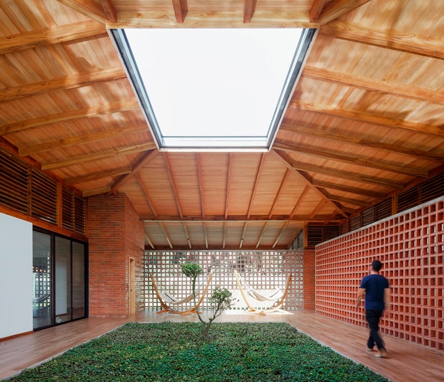 Patios Interiores en casas de Ecuador: ejemplos en planta de jardines que organizan las viviendas - Imagen Principal