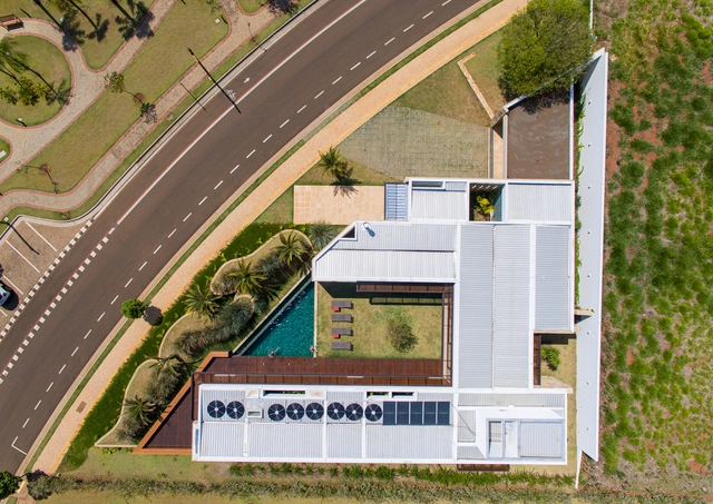 Casas brasileiras: 8 residências em terrenos com geometria irregular - Imagem de Destaque