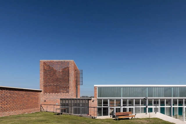 Centro educativo CBT Toledo / Juan Caorsi Castillo + ANEP - DSI - Fotografía exterior, Escuela Secundaria, Fachada, Bancas
