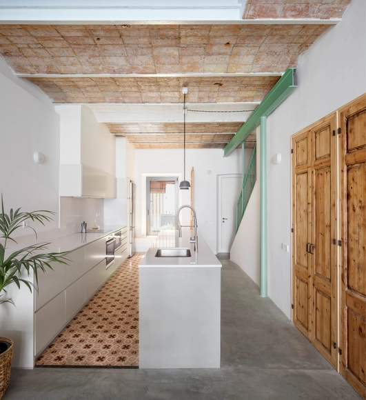 Casa Casernes / CAVAA Arquitectes - Fotografía interior, En Detalle, Cocina, Puerta, Fijación Vigas, Fachada, Arco