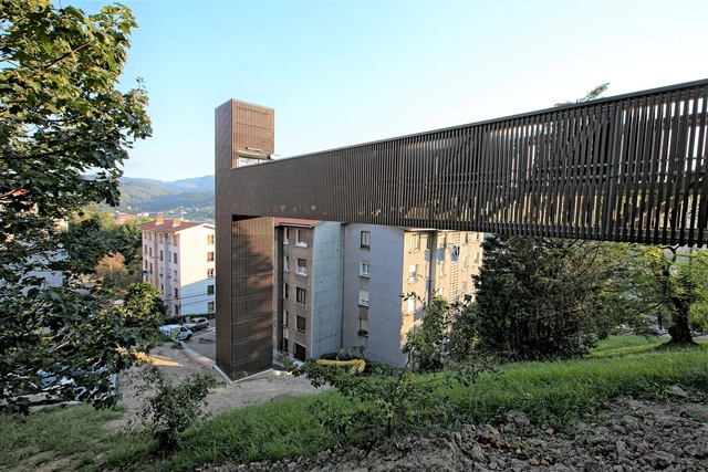Elevador urbano / HIKA arquitectura y urbanismo - Fotografía exterior, Edificios Públicos, Fachada, Fijación Vigas