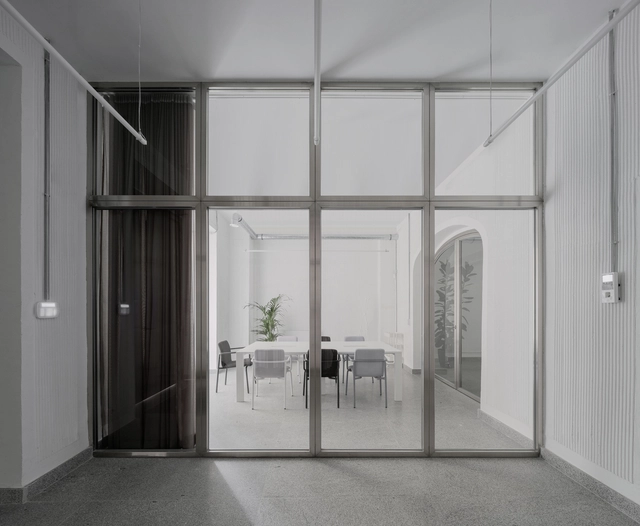 Oficina Thor Spain / BarrioBohrer + Estudio Batuta - Fotografía interior, Preservación Histórica, Puerta, Fachada, Sillas, Mesas