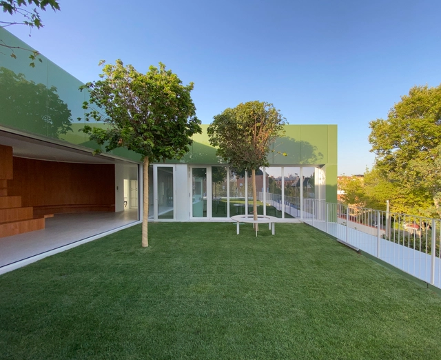 Colegio Brains / De Lapuerta Campo Arquitectos Asociados - Fotografía exterior, Escuelas, Jardín, Fachada, Cierros