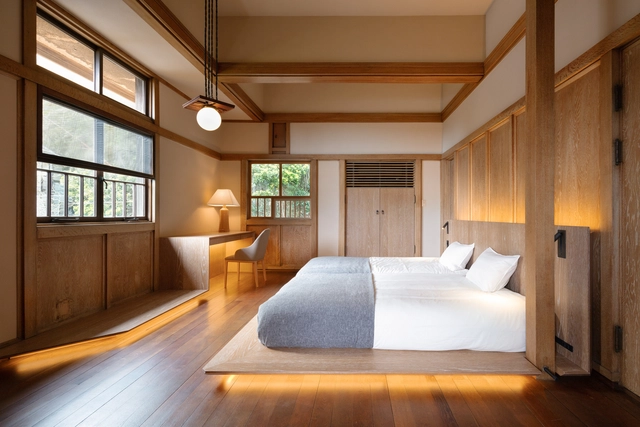 Renovación de casa estilo de la pradera de Frank Lloyd Wright en Hotel / Kamiya Architects - Fotografía interior, Interiores De Hoteles, Dormitorio, Camas