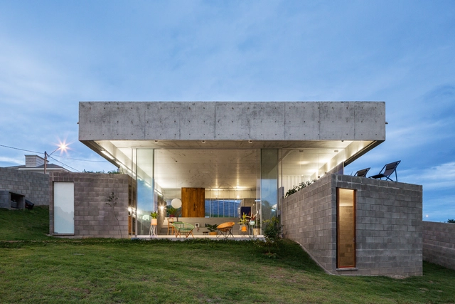 Casas brasileiras: 30 projetos com concreto em planta e corte - Imagem de Destaque