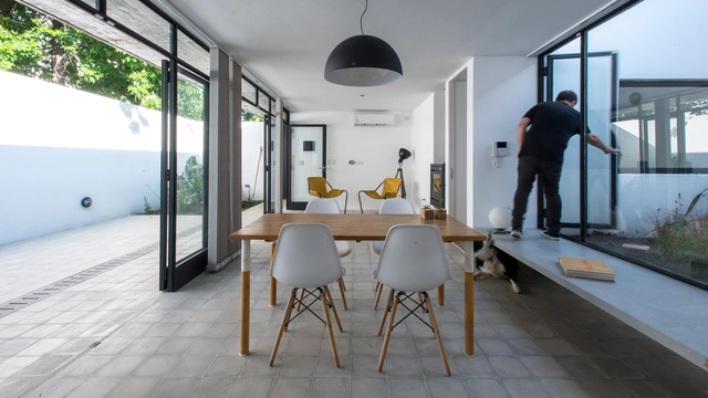 Patio House / Ezequiel Spinelli y Facundo López - Interior Photography, Landscape, Door, Table, Chair