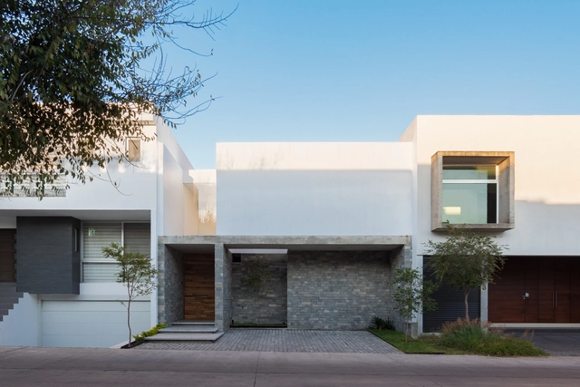 Casa Solares / uno más uno + Fernanda Mejía - Fotografía exterior, Casas, Puerta, Fachada, Escaleras
