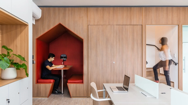 Agência de Publicidade Rex Show / ENTRE Arquitetos  - Fotografia de Interiores, Interiores De Escritórios, Fachada, Mesa, Cadeira
