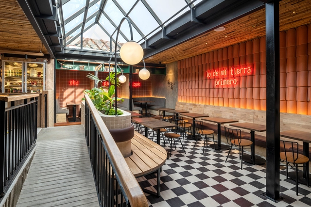 Café Mustapan  / Estudio Chávarro - Fotografía interior, Interiores De Cafeterías, Fachada, Fijación Vigas, Mesas, Sillas