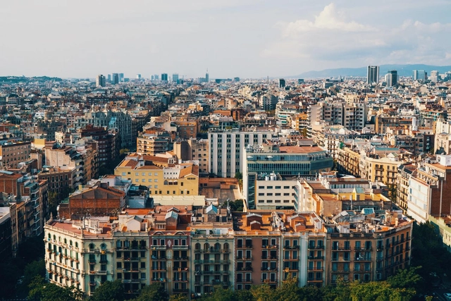 Uma a cada três ruas da região central de Barcelona será transformada em eixo verde - Imagem de Destaque