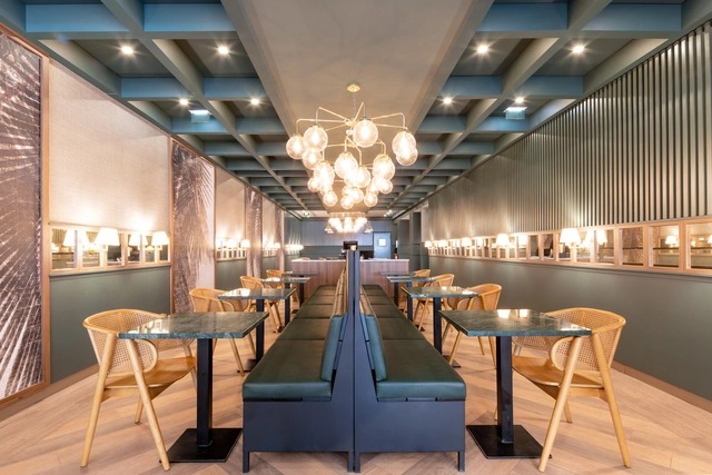 Restaurante The Green Affair Saldanha / Contacto Atlântico - Fotografia de Interiores, Interiores De Restaurantes E Bares, Mesa, Iluminação, Cadeira