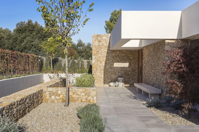 Casa el patio y la vida / Dom Arquitectura  - Fotografía exterior, Casas, Jardín, Fachada, Escaleras