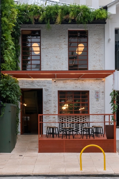 Restaurante Vegano Green Sushi / Atelier LAB Arquitetura Sustentável - Fotografia de Exterior, Sustentabilidade, Porta, Fachada, Arco, Escada, Corrimão