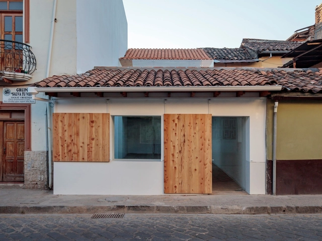 Restaurante del Centro / Iván Quizhpe Arquitectos - Fotografía exterior, Restaurant, Puerta, Fachada