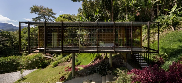 Casa Elevada / Venta Arquitetos - Fotografía exterior, Casas, Jardín