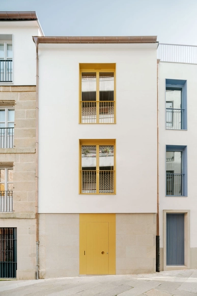 Vivienda pública Vilar 3 / Müller.Feijoo - Fotografía interior, Preservación Histórica, Fachada, Puerta, Balcón