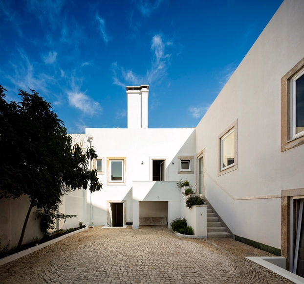 Casa Setúbal / João Tiago Aguiar Arquitectos - Fotografia de Exterior, Interiroes De Casas, Aido, Fachada, Porta, Escada
