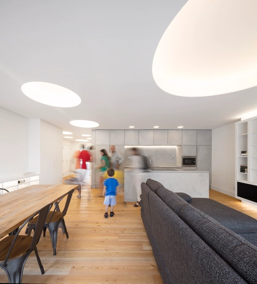 Apartamento RFV / João Tiago Aguiar Arquitectos - Fotografia de Interiores, Interiores De Apartamentos, Escada, Corrimão, Mesa, Iluminação, Banco, Bancada, Cadeira