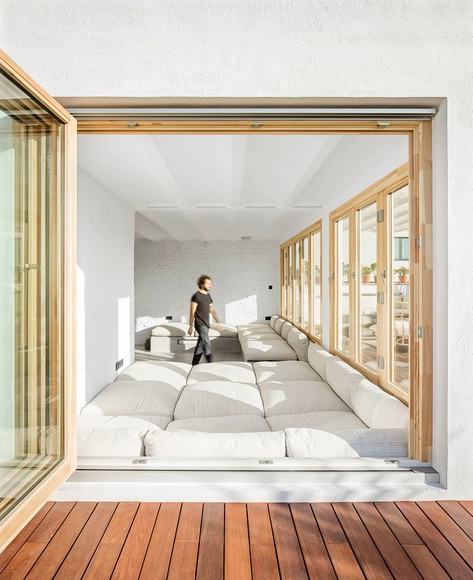 Un oasis en el corazón del Poblenou / m-i-r-a architecture - Fotografía interior, Interiores De Apartamentos, Terraza, Fachada, Fijación Vigas