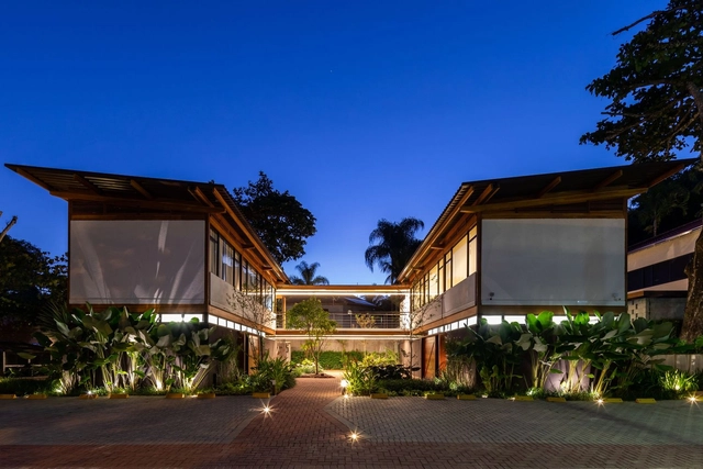 Juquehy Praia Hotel - Solarium, Alojamento e Apoio / Piratininga Arquitetos Associados - Fotografia de Exterior, Cabanas E Pousadas, Jardim, Fachada, Porta