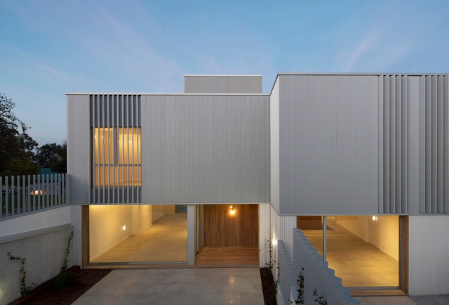 9 Viviendas en As Galeras / Díaz y Díaz Arquitectos - Fotografía exterior, Casas, Fachada, Puerta, Cierros