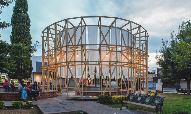Foro ciudadano Antelia  / República Portatil - Fotografía exterior, Pabellón, Jardín, Fachada, Arco, Bancas