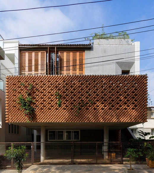 Residencia con fachada de ladrillo / Greyscale Design Studio - Fotografía exterior, Casas