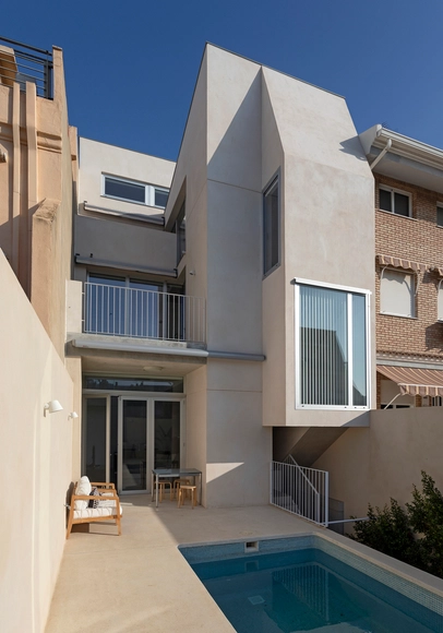 Casa y pabellón / Juan Marco Arquitectos - Fotografía exterior, Casas, Patio interior, Fachada, Puerta, Balcón, Sillas