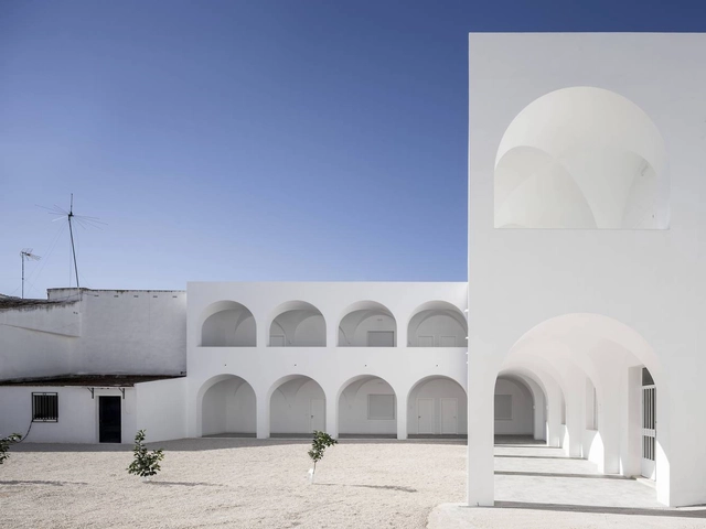 Centro Parroquial de Porcuna / Pablo Millán - Fotografía exterior, Iglesia, Fachada, Arco, Arcada