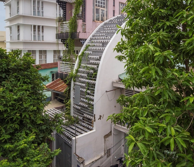 Tube Houses: 15 Projects Reinterpreting the Narrow Vietnamese Residences  - Featured Image