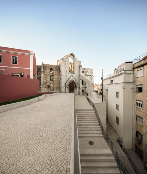 Recuperação Urbana no bairro do Chiado  / Álvaro Siza + Carlos Castanheira - Fotografia de Exterior, Renovação, Fachada, Escada, Corrimão