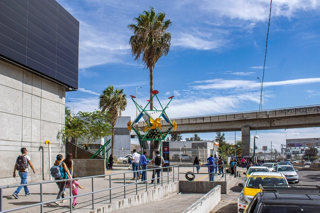 Instalação "Flor Urbana" por dérive LAB + Germen Estudio reflete sobre o impacto climático dos edifícios públicos - Imagem de Destaque