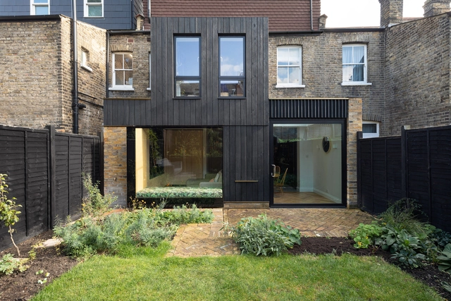 Casa con extensión de madera carbonizada / Rider Stirland Architects - Fotografía exterior, Ampliación, Fachada