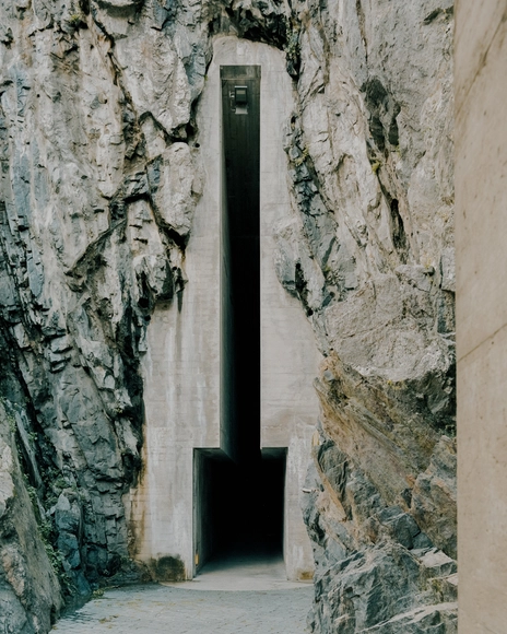 Brutalismo medieval: la entrada de Castelgrande en Suiza capturada por Simone Bossi - Imagen Principal