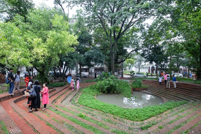 Shomaj Biggyan Chattar at University of Dhaka / STHANIK Consultants - Exterior Photography, Mixed Use Architecture, Garden