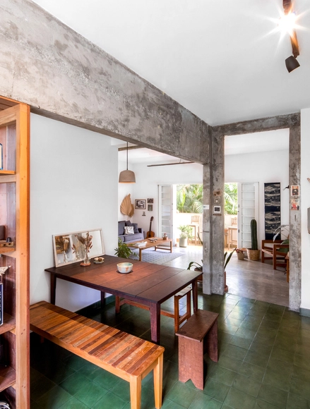 Apartamento Saada / Renata Lovro Arquitetura - Fotografia de Interiores, Interiores De Apartamentos, Cozinha, Viga, Porta, Mesa, Cadeira