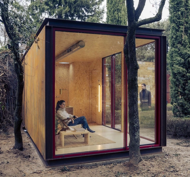 Tini despacho / delavegacanolasso - Fotografía exterior, Instalaciones Y Estructuras, Puerta, Fachada, Sillas, Mesas, Bosque