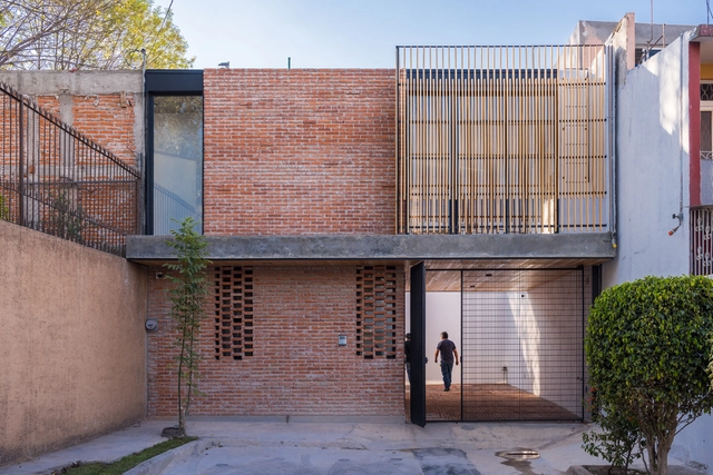 Casa Roja / TARA | Taller de Arquitectura - Fotografía exterior, Casas, Patio interior, Escaleras, Fachada, Puerta, Barandas, Balcón