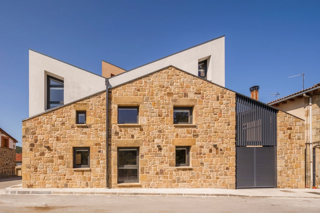 Casa Pino-Roble / Valentín Arrieta Berdasco - Fotografía exterior, Sustentabilidad, Puerta, Fachada