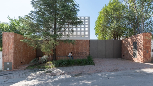 Edificio La Inesita / Andrés Alonso Arquitecto - Fotografía exterior, Apartamentos, Jardín, Fachada, Cierros