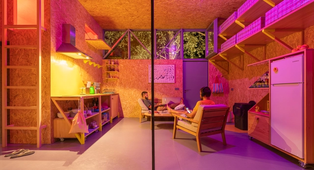 Cabaña del (sinantro)amor, morada del (tele)trabajo / Husos Architects - Fotografía interior, Casas, Sillas, Mesas