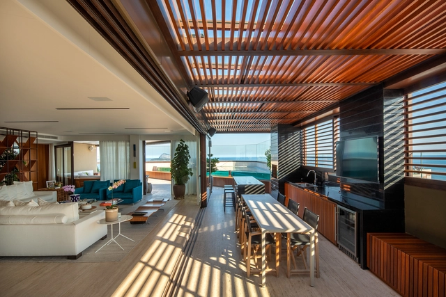Apartamento PO / Miguel Pinto Guimarães Arquitetos Associados - Fotografia de Interiores, Interiores De Apartamentos, Terraço, Viga, Fachada, Mesa, Cadeira, Iluminação, Banco