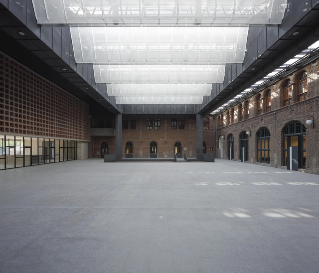 Edifício Fachada e Pátio Coberto no Centro de Extensão Leste / Arquitectura DESE UC - Fotografia de Interiores, Universidade, Pilar