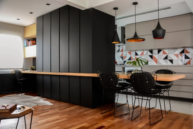 Apartamento Ondina / Atelier Aberto Arquitetura + Sbardelotto Arquitetura - Fotografia de Interiores, Interiores De Apartamentos, Cozinha, Viga, Mesa, Cadeira, Bancada