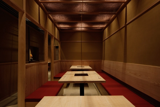 Sukiyaki Jyuniten Restaurant / Fumihiko Sano Studio - Interior Photography, Restaurant & Bar Interiors, Lighting, Table