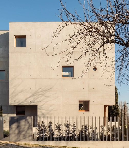 Casa no Restelo / Pedro Domingos Arquitectos - Fotografia de Exterior, Casas, Fachada, Cerca, Porta