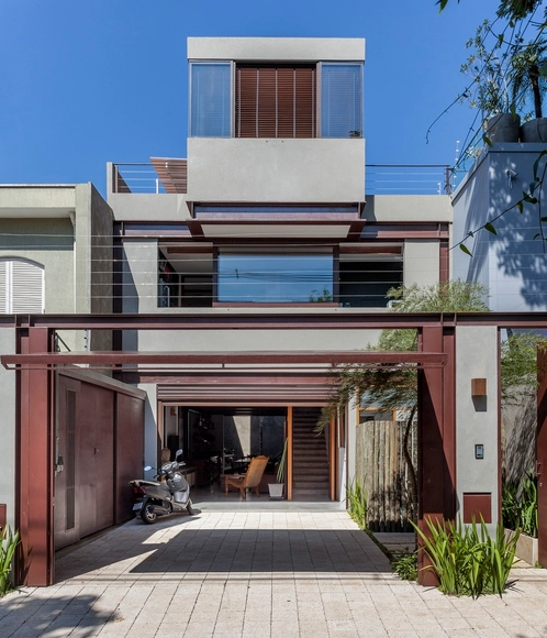 Casa em Vila Nova Conceição  / Sandra Sayeg Tranchesi Arquitetura - Fotografia de Exterior, Casas, Aido, Porta, Fachada, Escada