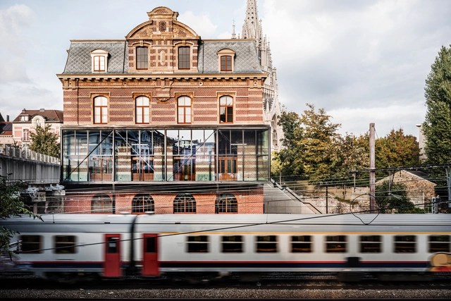 Estación de tren de Laken / B-architecten - Fotografía exterior, Estación De Metro